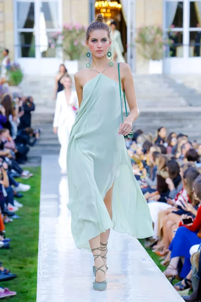Look 16